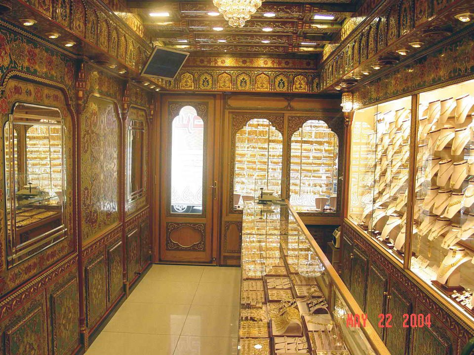 القاعات والقصور